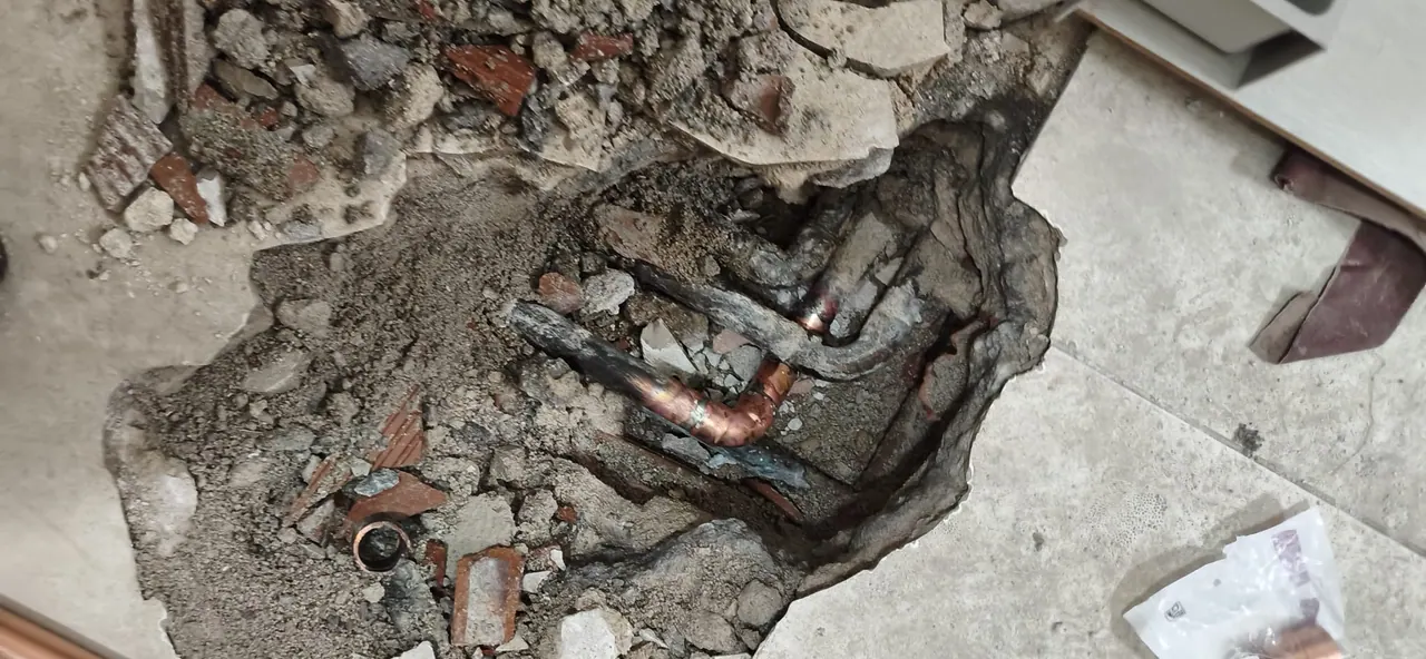 Tuberías de cobre durante un trabajo real de fontanería de Lampista.me