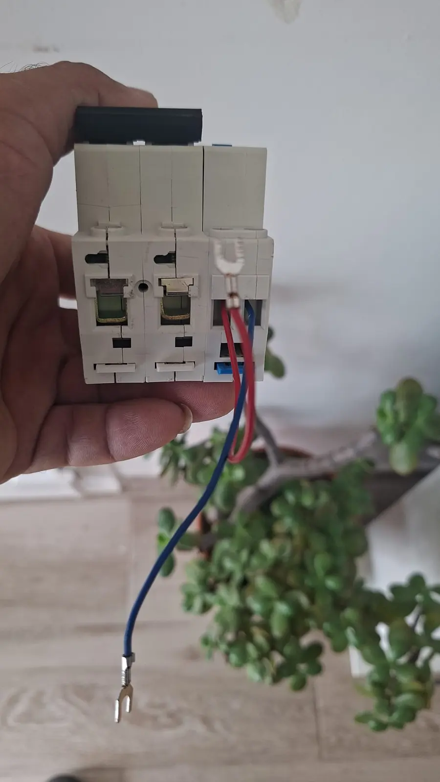 Protección eléctrica retirada durante la intervención